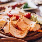 Ako nasoliť bravčovú masť ukrajinským spôsobom v nádobe: budete ju