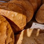 Prečo domáci chlieb stuhne na druhý deň, zatiaľ čo chlieb z obchodu zostane mäkký celé týždne preco-domaci-chlieb-stuhne-na-druhy-den-zatial-co-chlieb.jpg